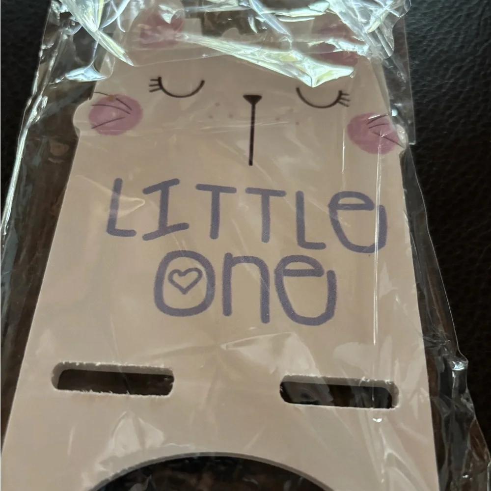Lucky Cute Cat Phone holder is made of high quality Wood material. Brand new